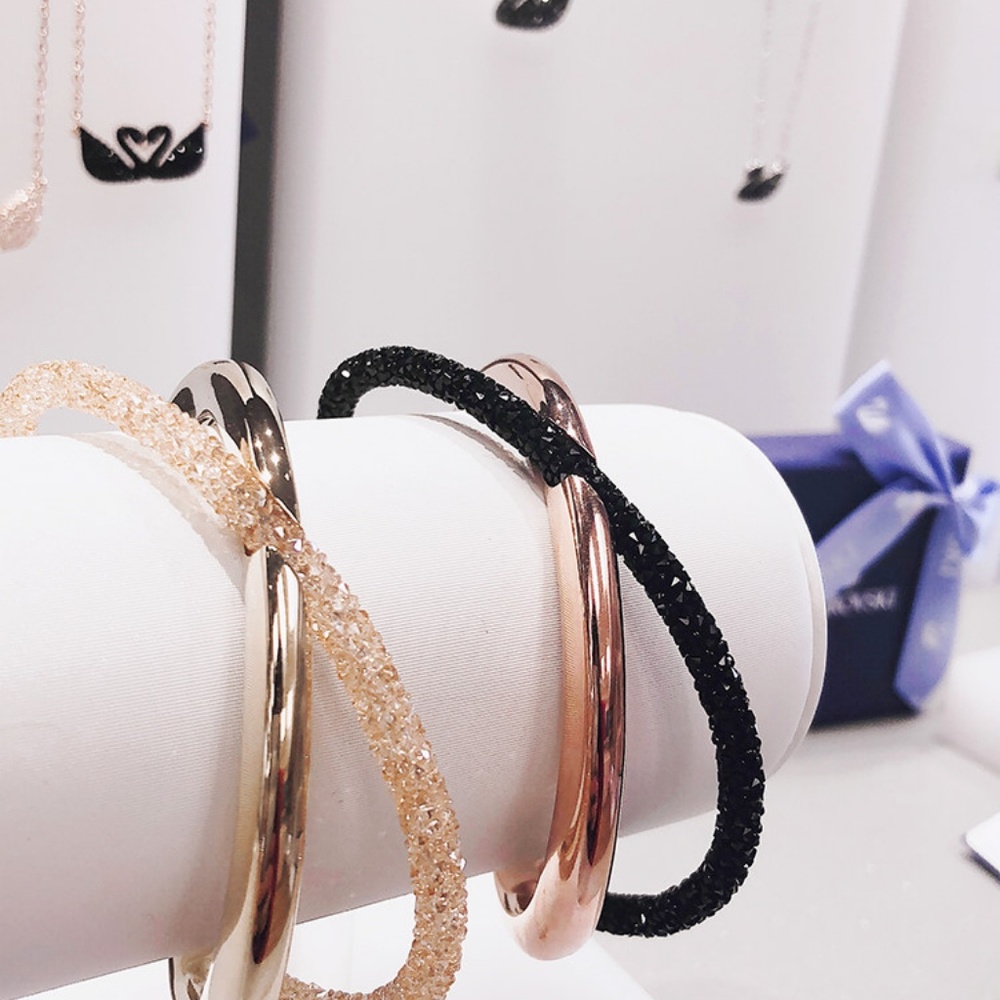 CRYSTALDUST CROSS CUFF BLACK / GOLD - Picture 2 of 5